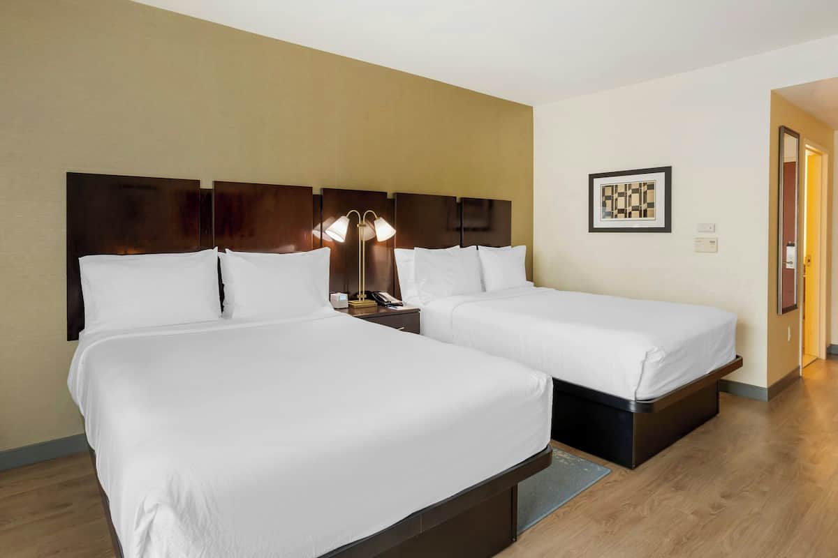 Kamar Standar, 2 Tempat Tidur Queen, Bebas Asap Rokok | Bantalan ekstra lembut, brankas, setrika/meja setrika, dan Wi-Fi gratis