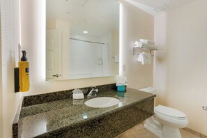 Tina con regadera, amenidades de baño gratuitas, secadora de cabello