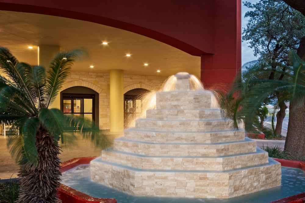 DoubleTree by Hilton San Antonio Downtown