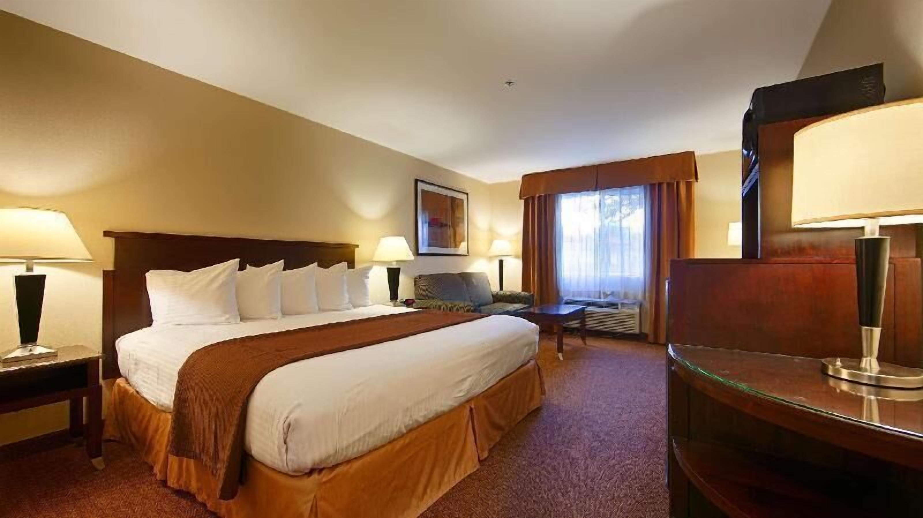 In-room safe, desk, iron/ironing board, free WiFi