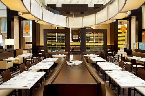 3 restaurants servant le petit déjeuner, le déjeuner et le dîner