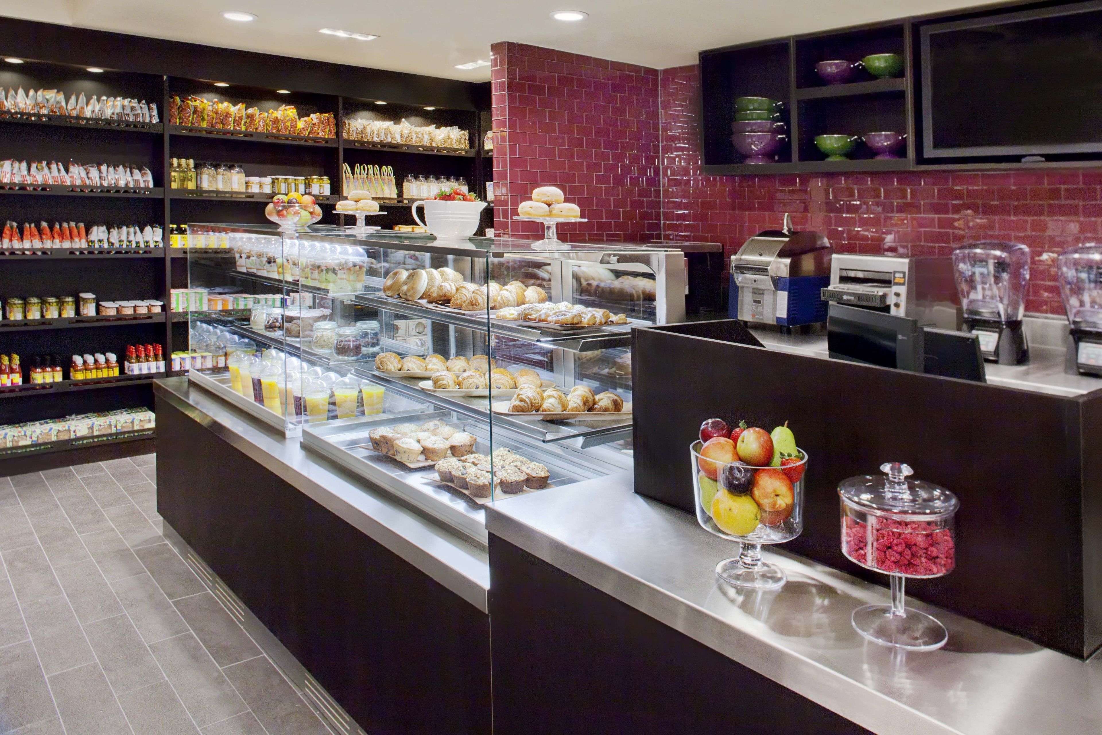 Un présentoir de pâtisserie avec divers produits et un coin café.