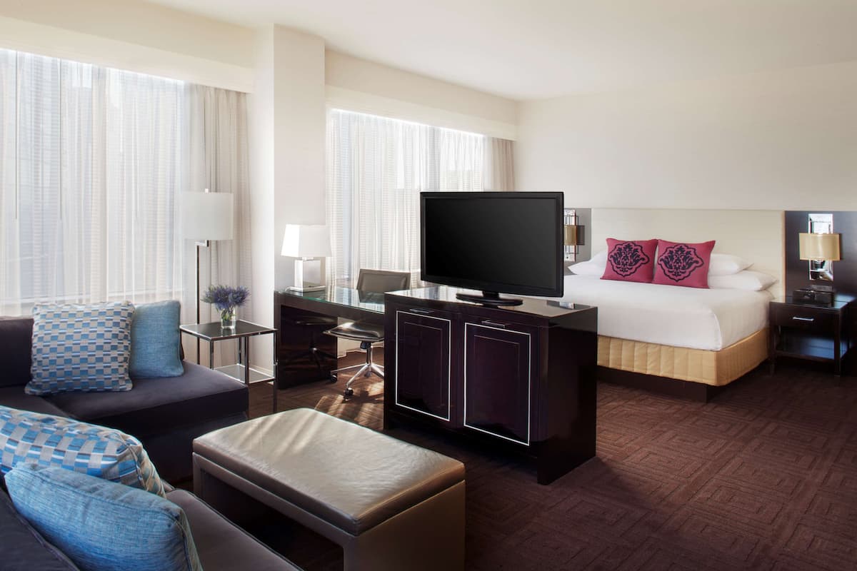 Deluxe Suite | Premium bedding, pillow-top beds, in-room safe, desk