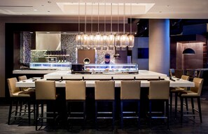 3 restaurantes; se sirve desayuno, almuerzo y cena; cocina local