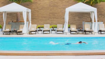 Piscine extérieure (ouverte en saison), tentes de plage, chaises longues