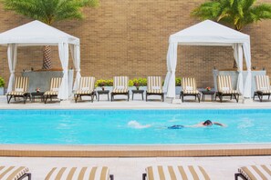 Piscine extérieure, tentes de plage, chaises longues