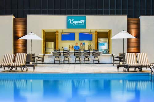 Piscine extérieure (ouverte en saison), tentes de plage, chaises longues