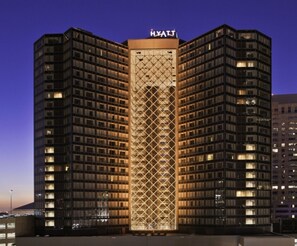 A high-rise hotel with a distinctive central tower featuring a geometric facade. - Hyatt Regency New Orleans (New Orleans)
