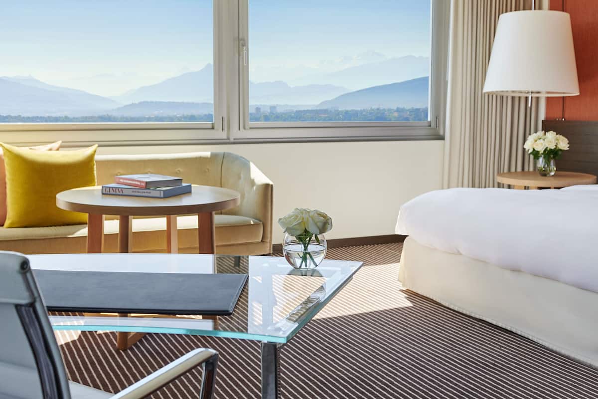 junior suite, 1 king bed, lake view | premium bedding, minibar, in-room safe, desk