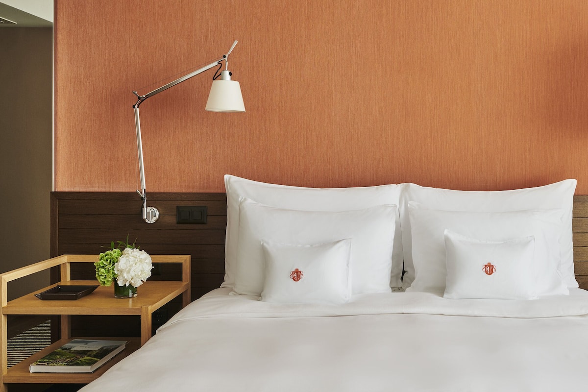 Ropa de cama de alta calidad, minibar, caja fuerte y escritorio