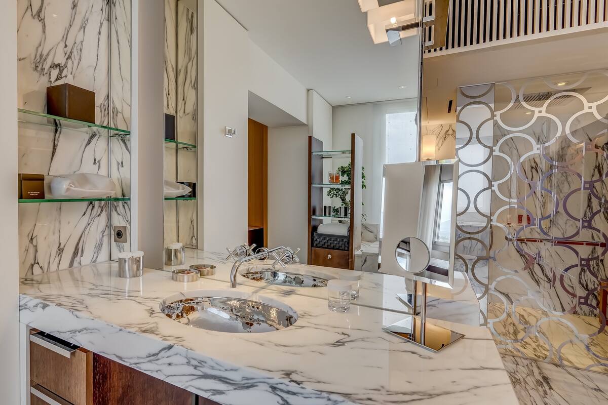 presidential suite, lake view | bathroom | bathtub, free toiletries, hair dryer, bathrobes