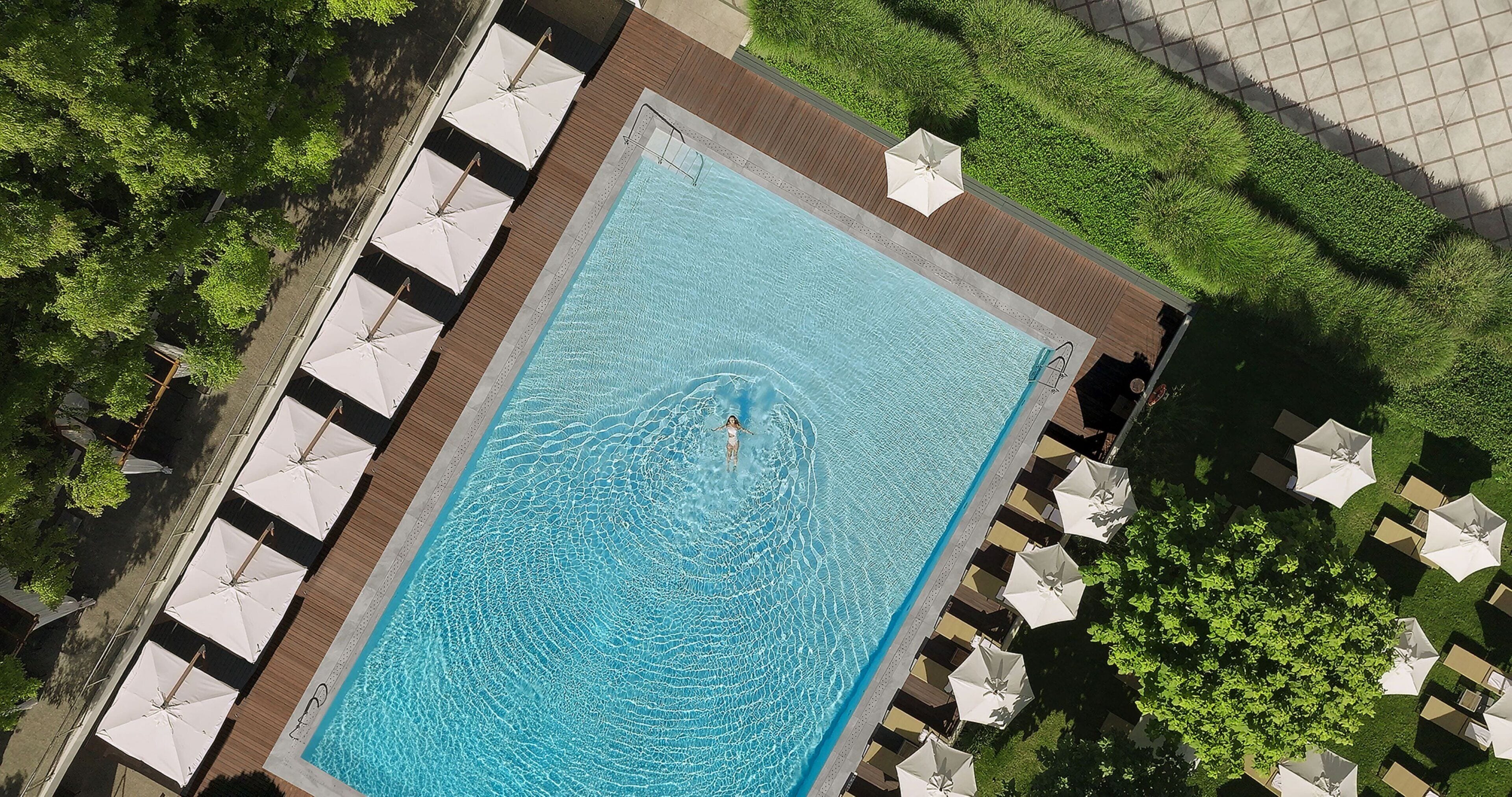 Piscine extérieure (ouverte en saison), parasols de plage