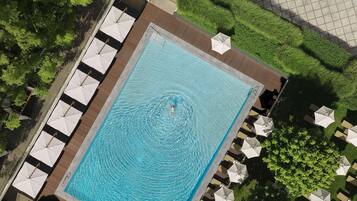 Piscine extérieure (ouverte en saison), parasols de plage