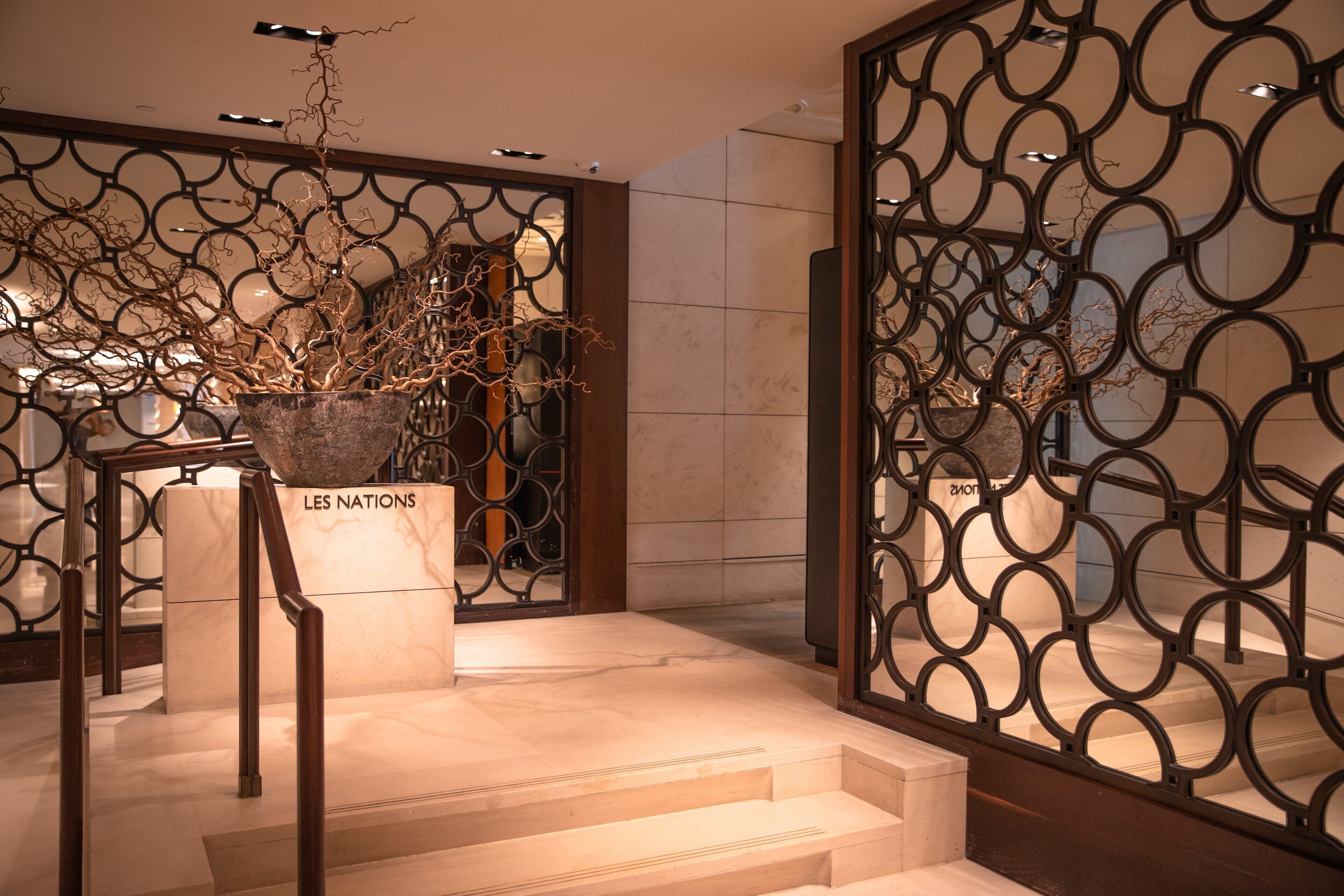 2 bars/lounges, cocktail bar