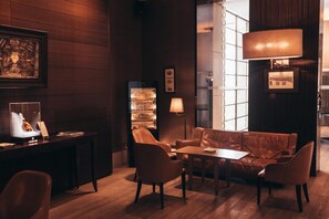 2 bars/lounges, cocktail bar