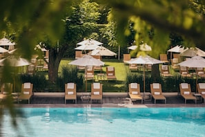 Piscine extérieure (ouverte en saison), parasols de plage