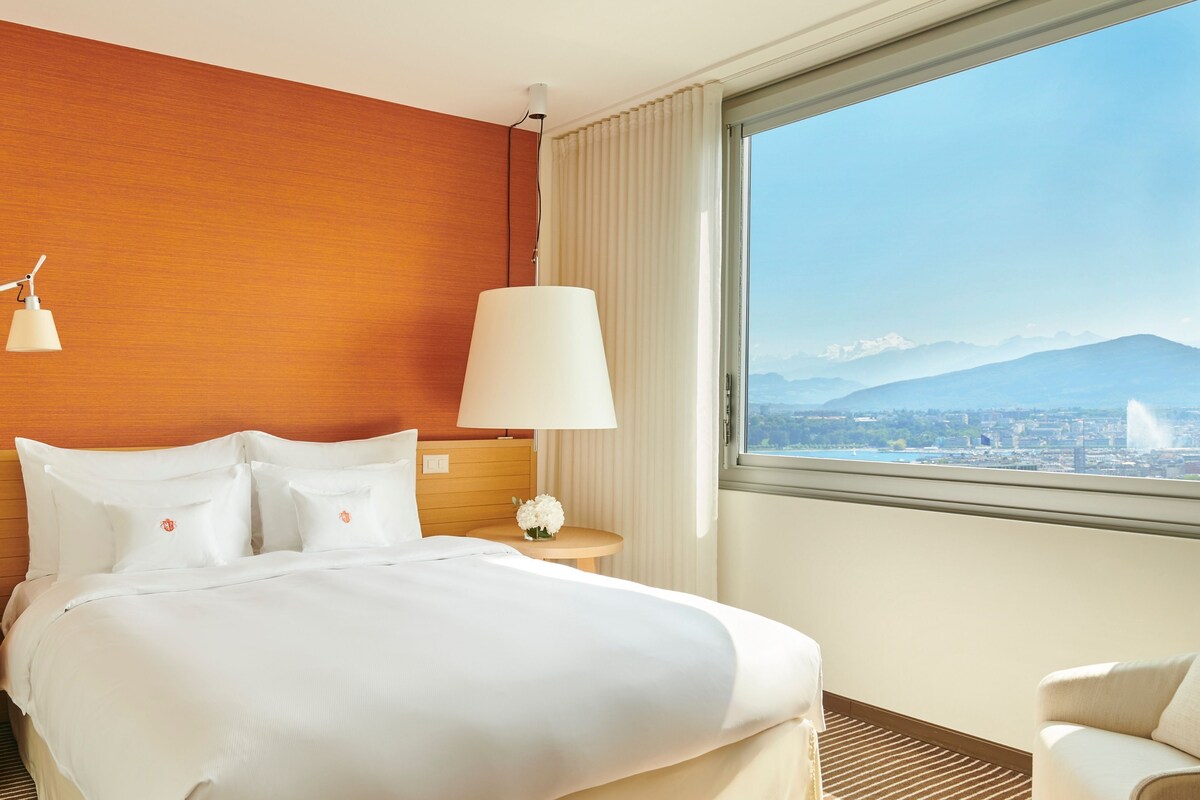 Suite, 1 Bedroom, Lake View | Premium bedding, minibar, in-room safe, desk