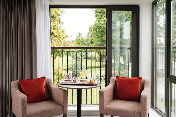 Junior Studio Suite | 1 bedroom, in-room safe, desk, iron/ironing board