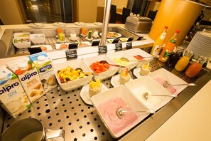 Petit déjeuner buffet servi en semaine (18 EUR par personne)