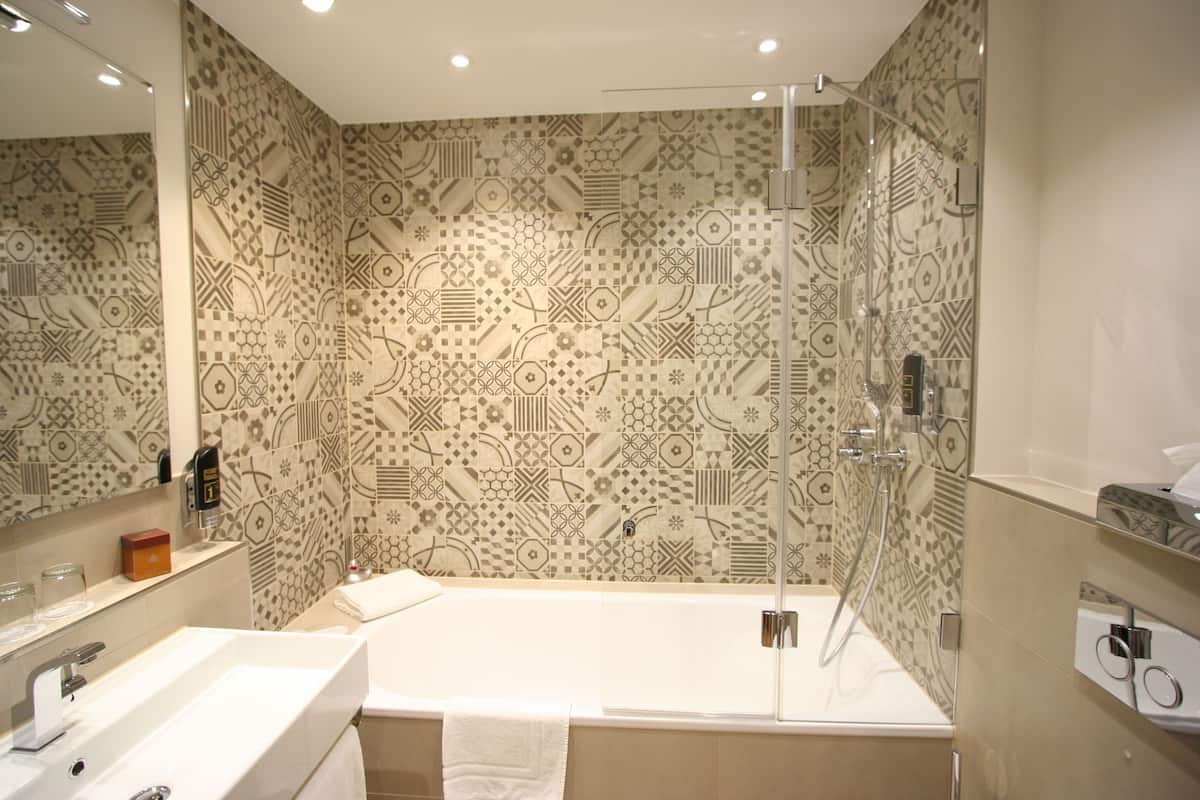 cuddle room | deep-soaking bathtub