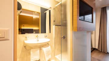 Classic-Zimmer mit Balkon | Badezimmer | Kostenlose Toilettenartikel, Haartrockner, Hausschuhe, Handtücher