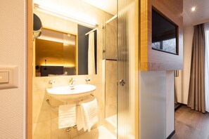 Classic-Zimmer mit Balkon | Baño | Artículos de higiene personal gratuitos, secador de pelo y zapatillas