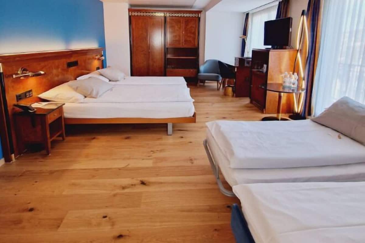 Hypo-allergenic bedding, minibar, in-room safe, individually decorated