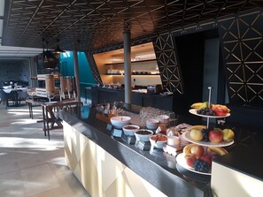 Daily full breakfast (CHF 28.00 per person)
