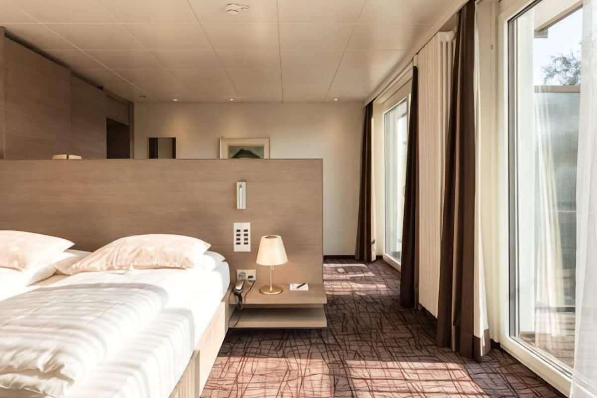 Hypo-allergenic bedding, minibar, in-room safe, desk