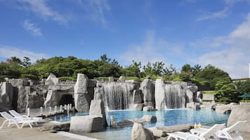 Una piscina techada, sillones reclinables de piscina