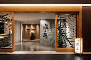 Se sirven desayunos, almuerzos y cenas; cocina internacional