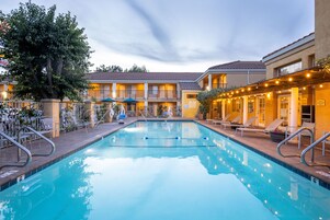 Una piscina al aire libre, sombrillas