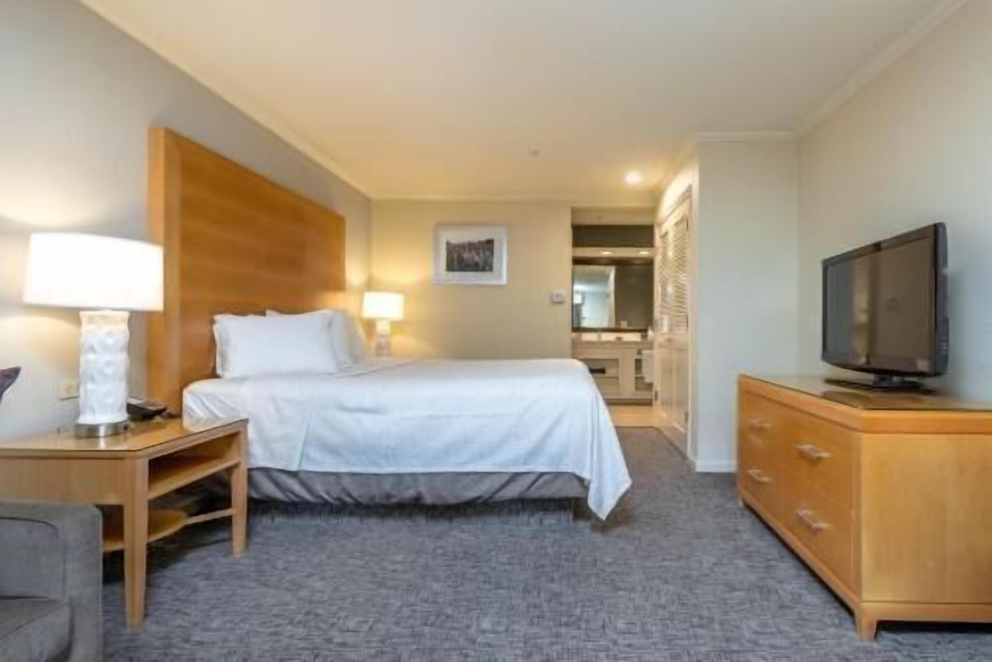 防过敏的被褥、客房内保险箱、办公桌、笔记本电脑工作区