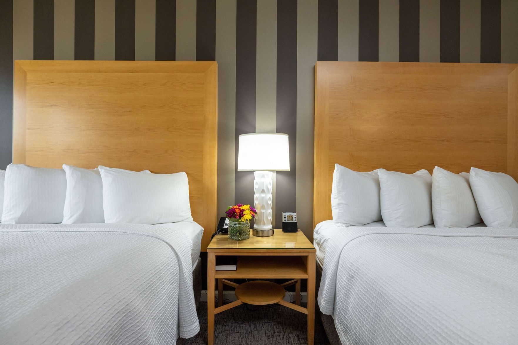 防过敏的被褥、客房内保险箱、办公桌、笔记本电脑工作区