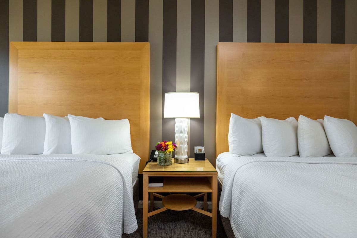 Ropa de cama hipoalergénica y caja de seguridad en la habitación