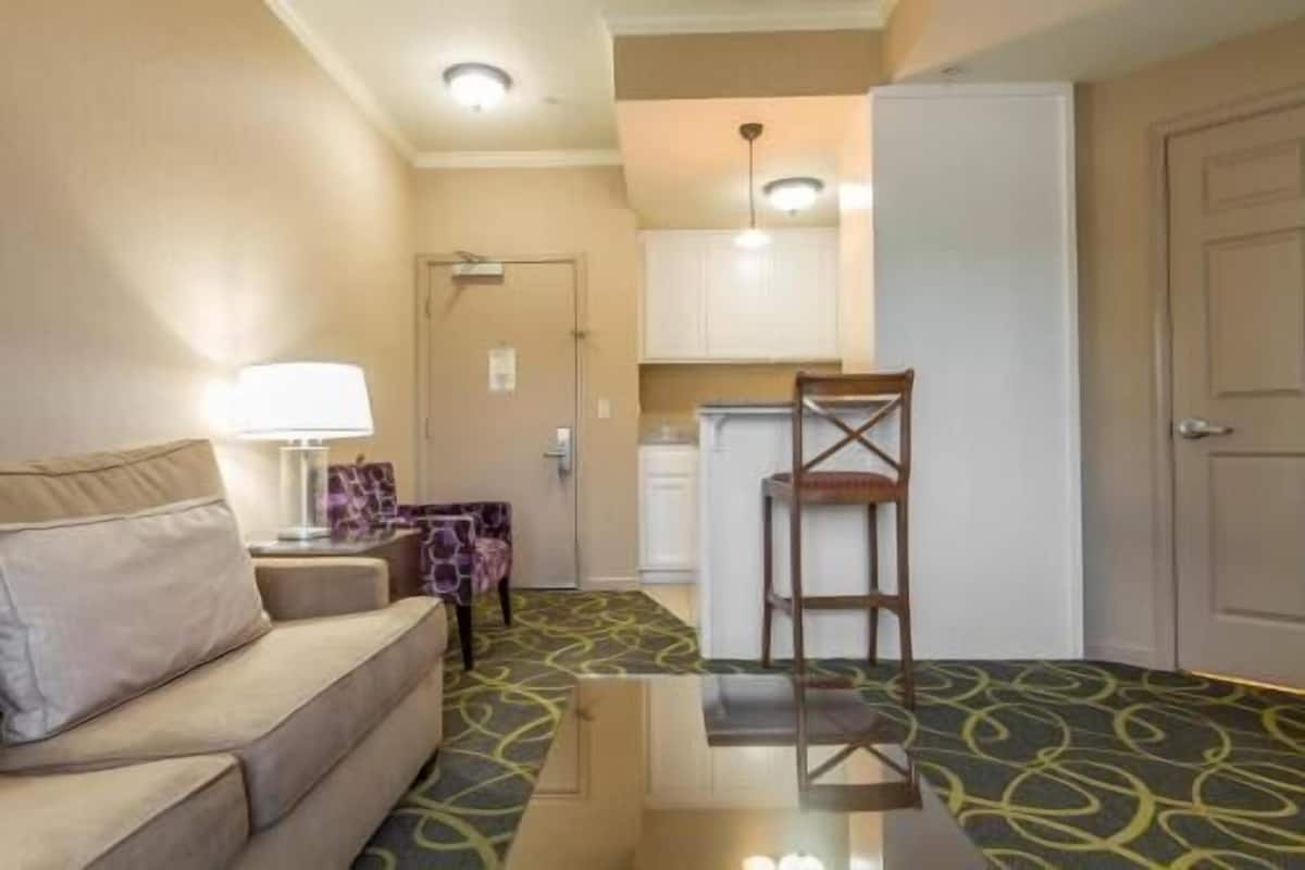 Área de sala de estar | Televisión LCD de 37 pulgadas con canales por cable y televisión