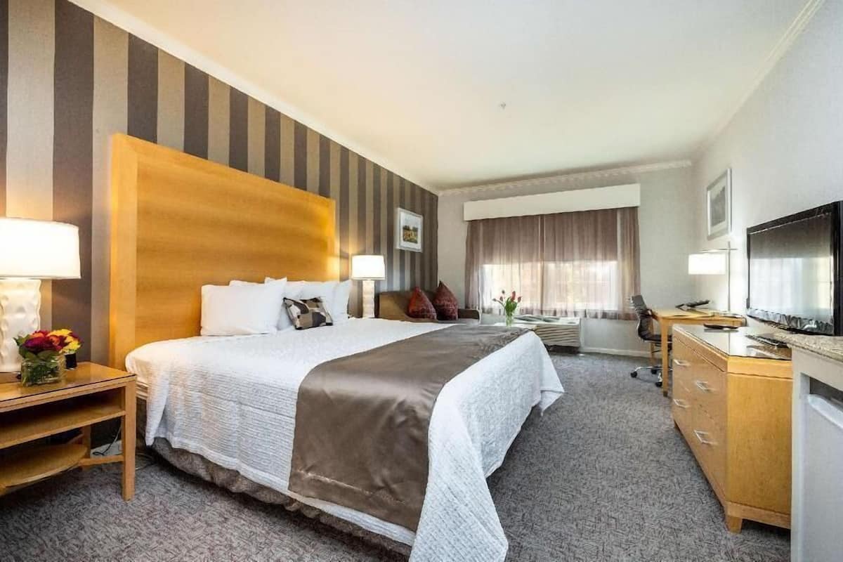 Ropa de cama hipoalergénica y caja de seguridad en la habitación