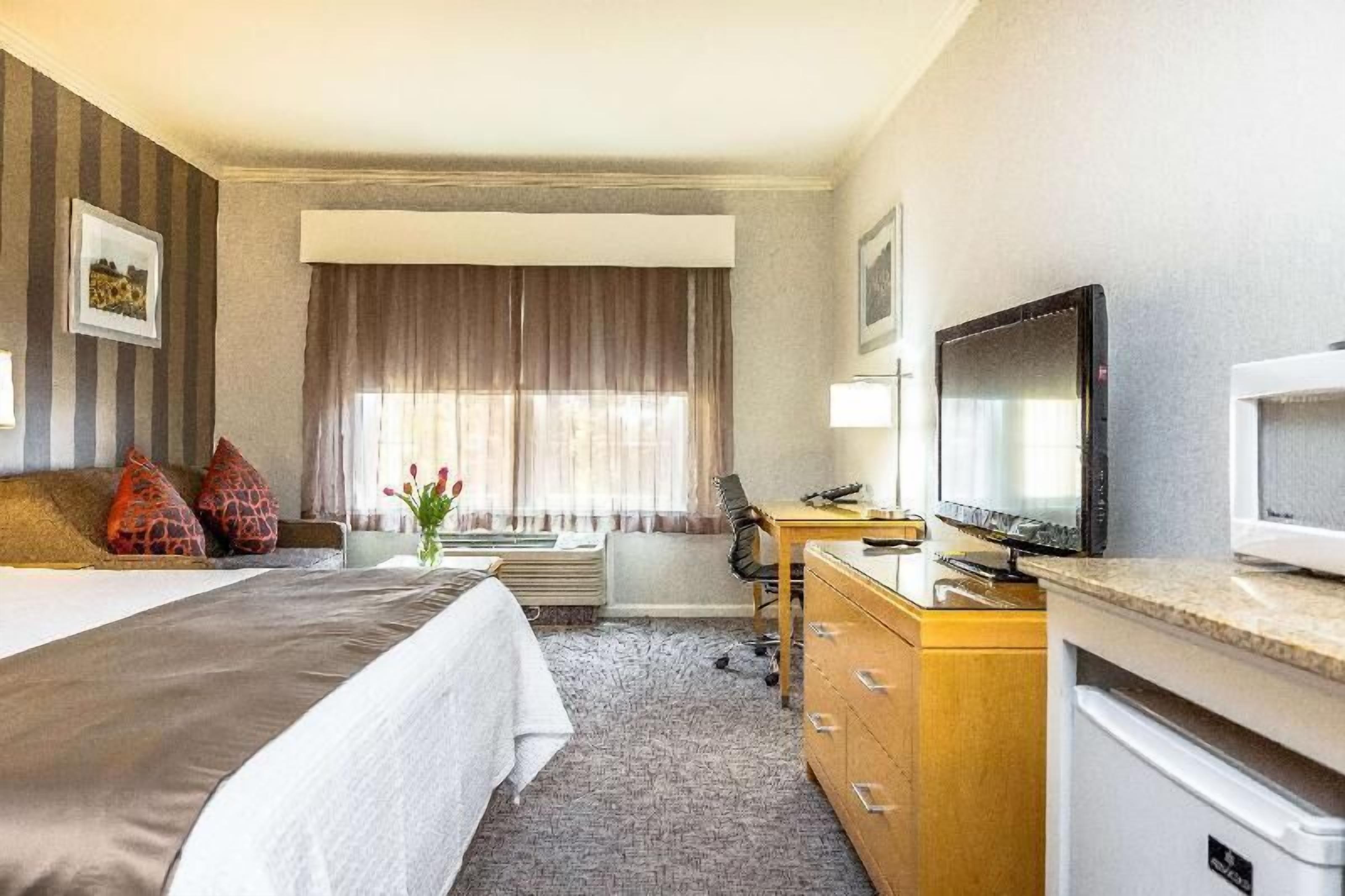 防过敏的被褥、客房内保险箱、办公桌、笔记本电脑工作区