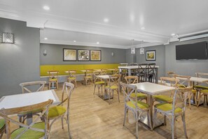 Free buffet breakfast on weekdays