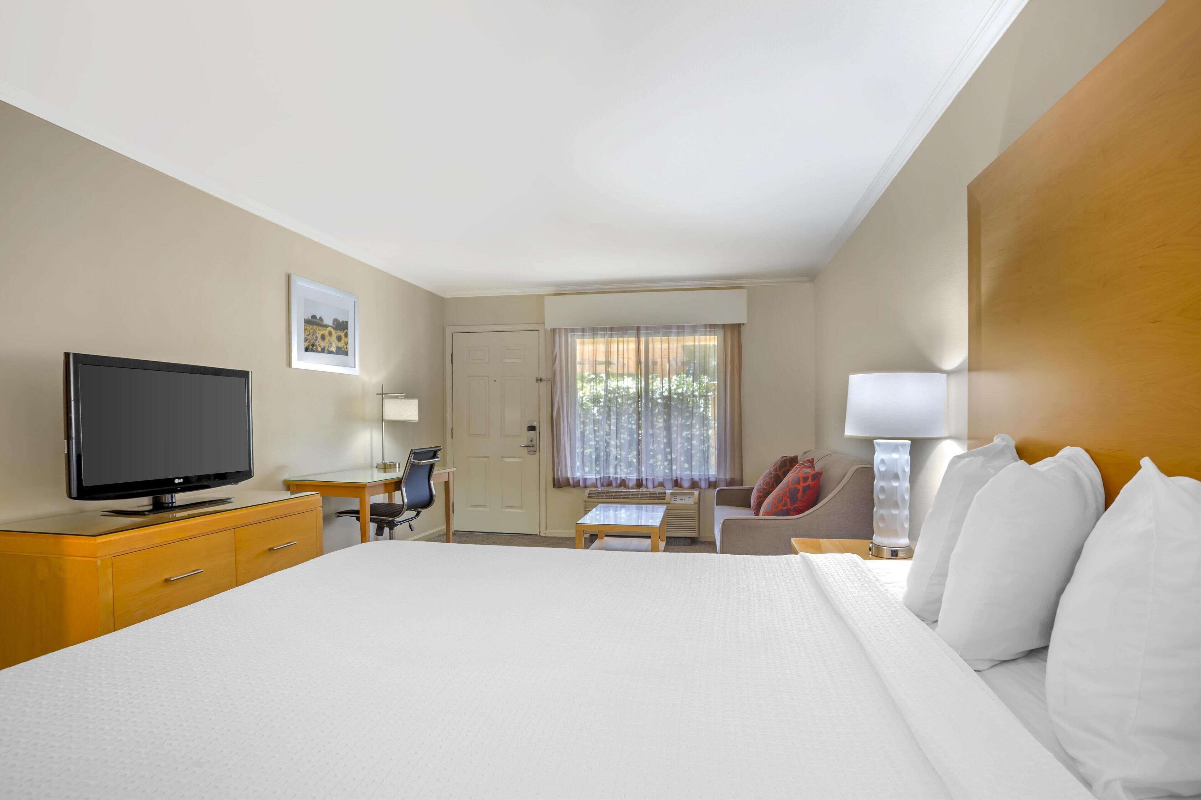 standard room, 1 king bed, non smoking, refrigerator & microwave (exterior corridor) | 1 bedroom, hypo-allergenic bedding, in-room safe, desk