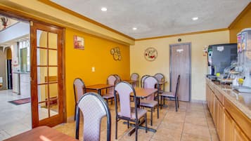 Tägliches inbegriffenes kontinentales Frühstück