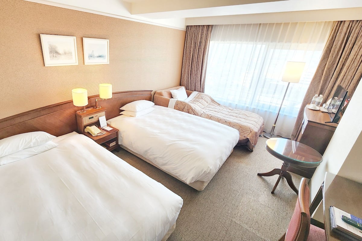 Tremannsrom – deluxe (2 beds with 1 extra bed) | Skrivebord, skrivebord for bærbar PC og blendingsgardiner