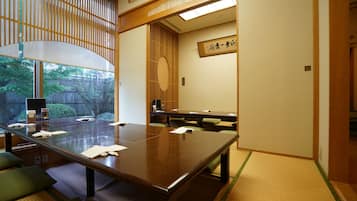 Lunch and dinner served, Fusion cuisine