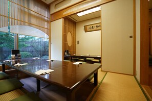 Déjeuner et dîner servis sur place, spécialités Cuisine fusion