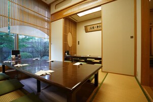 Lunch and dinner served, Fusion cuisine