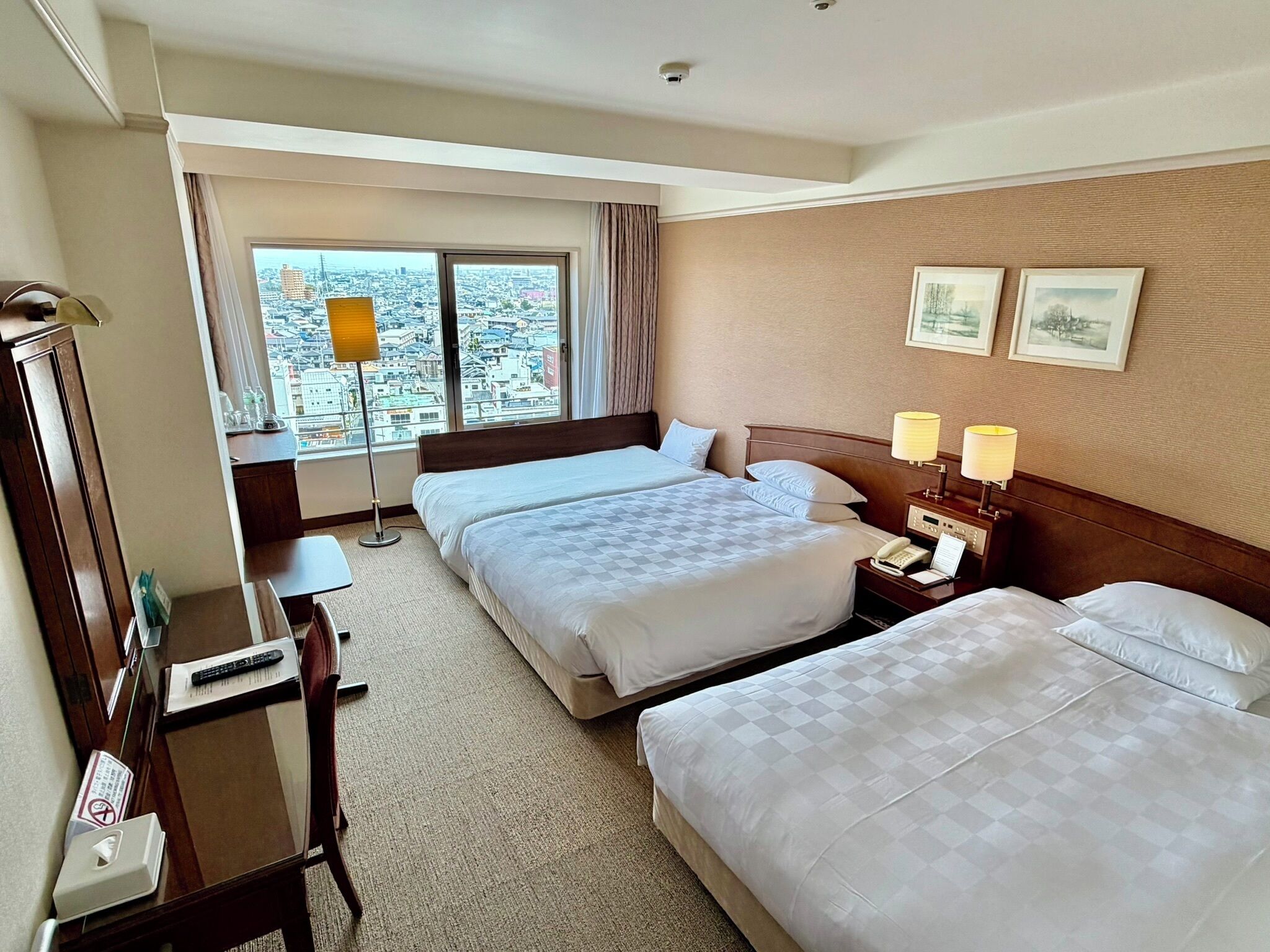 Quarto triplo luxo (2 beds with 1 extra bed) | Escrivaninha, espaço de trabalho para notebook, cortinas blackout