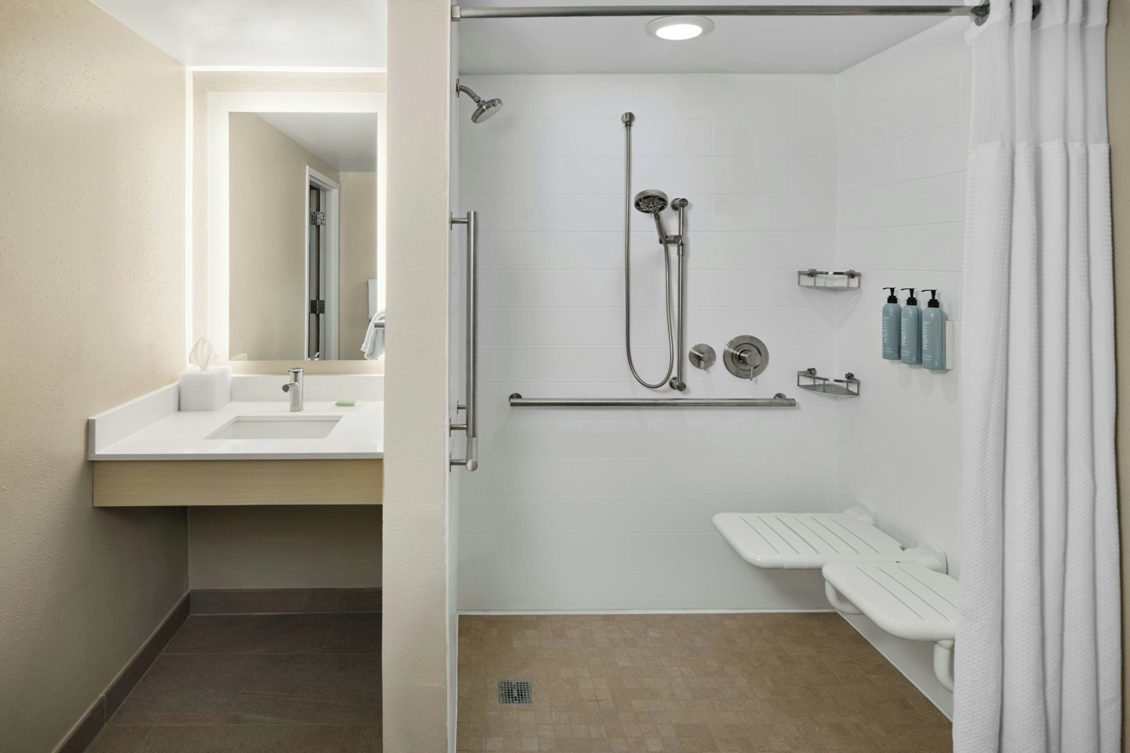 Un baño moderno con ducha, lavabo e inodoro.