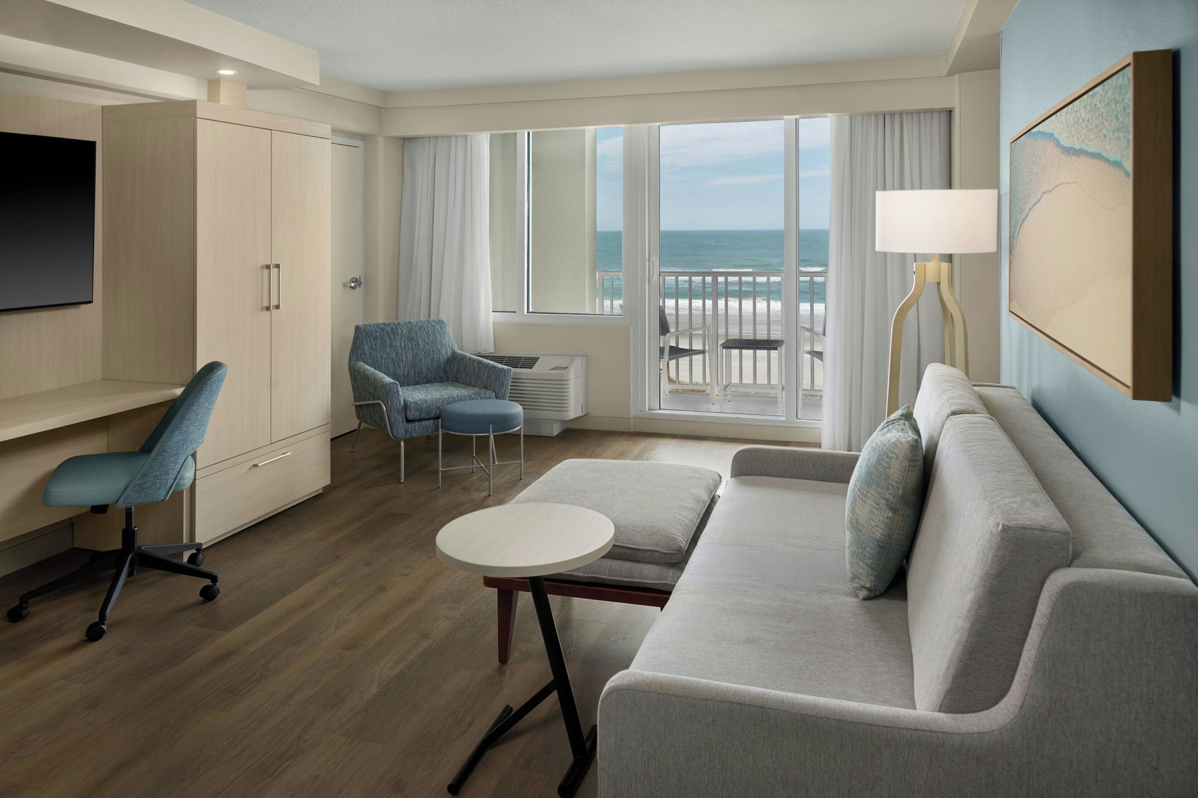Junior Suite, 1 Bedroom, Balcony, Oceanfront | Ruang tamu | 32 inci televisyen LCD dengan kabel, TV 