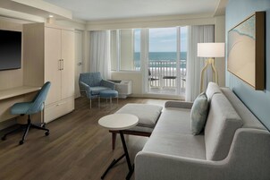 Suite Junior, 1 camera da letto, balcone, fronte oceano | Soggiorno | TV LCD 32 pollici con canali via cavo, TV