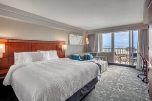 Chambre, 1 très grand lit et 1 canapé-lit, balcon, en front de mer (Balcony) | Literie de qualité supérieure, coffres-forts dans les chambres, bureau